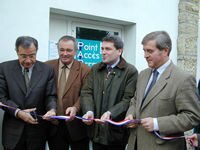 Inauguration du Point d'Accès Permanent Internet (P.A.P.I.) à Bidache avec Jean-Jacques LASSERRE, Président du conseil général (2000)