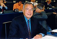 Alain LAMASSOURE dans l'hémicycle du Parlement européen(2001)